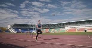 冬季草原上的射箭比赛 神射手一箭直击靶心 又美又飒