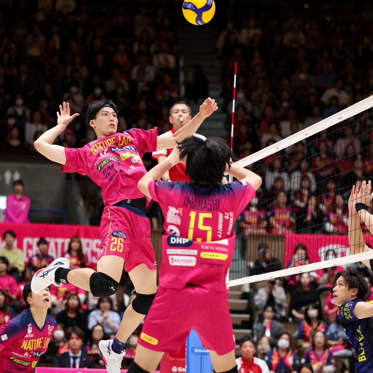 官方：国米发布赛季第三球衣，将在主场对阵萨索洛比赛亮相